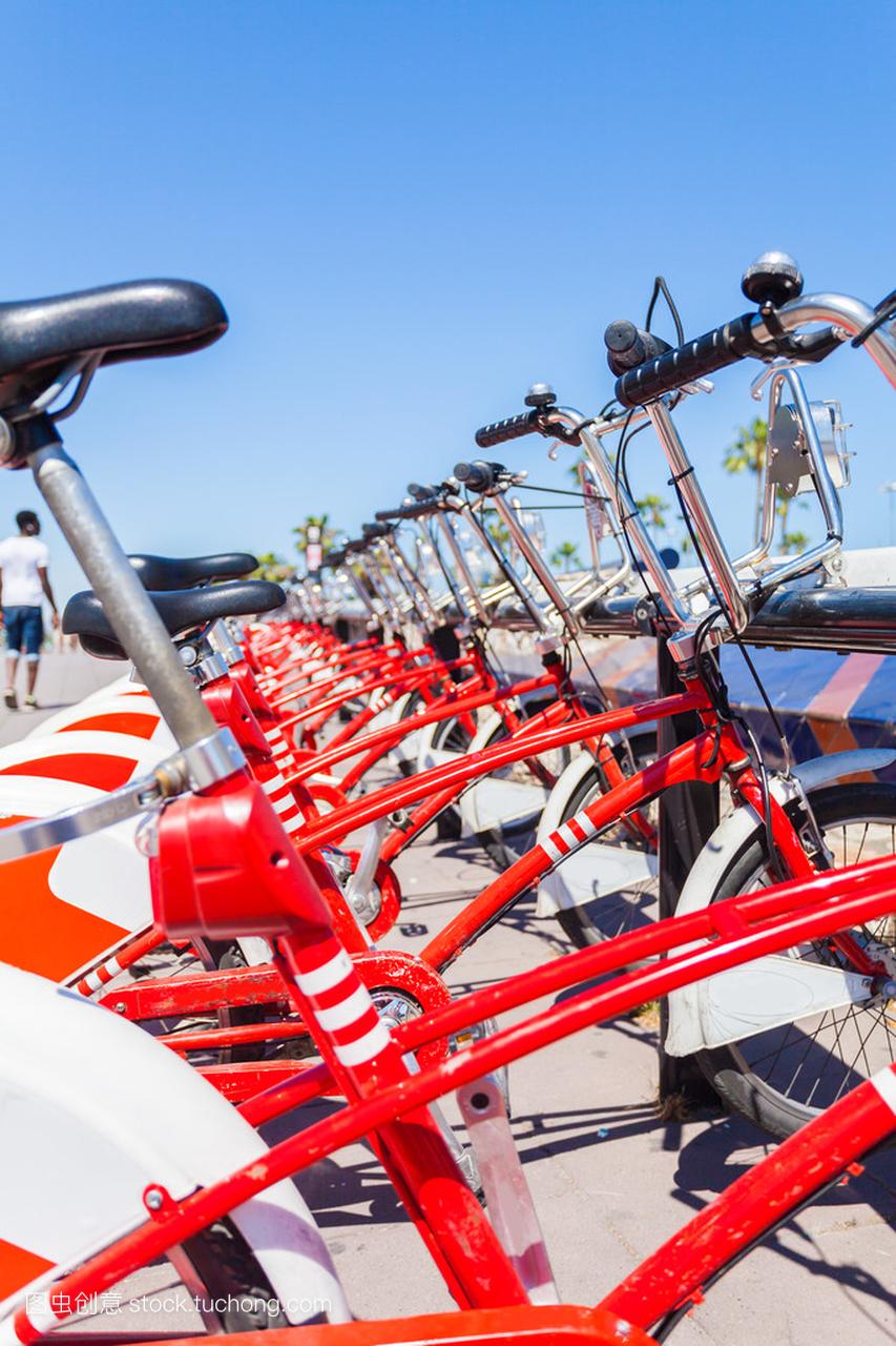 在巴塞罗那的红色自行车出租。西班牙