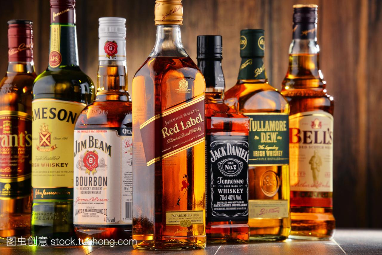 瓶的几个来自美国、 爱尔兰和苏格兰的威士忌