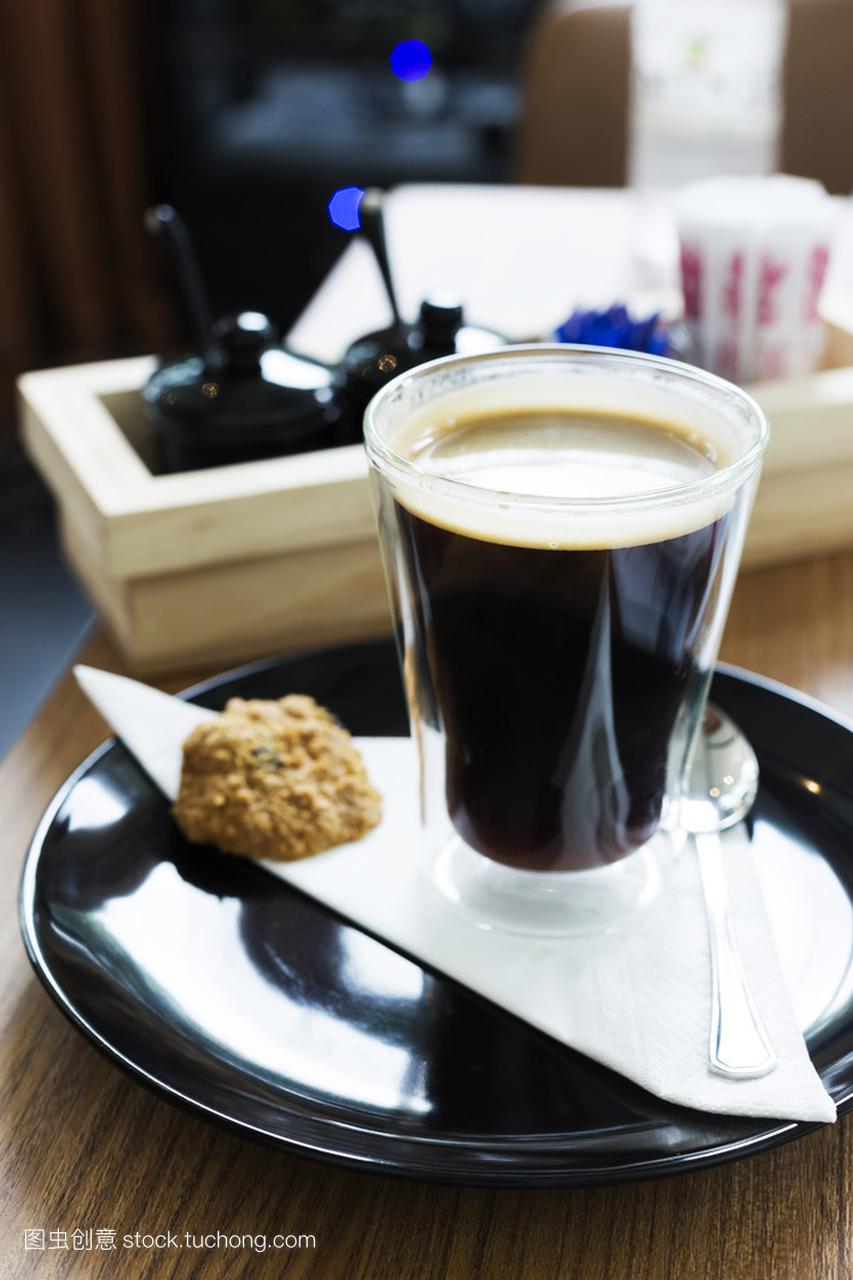 美式咖啡黑咖啡在玻璃桌上