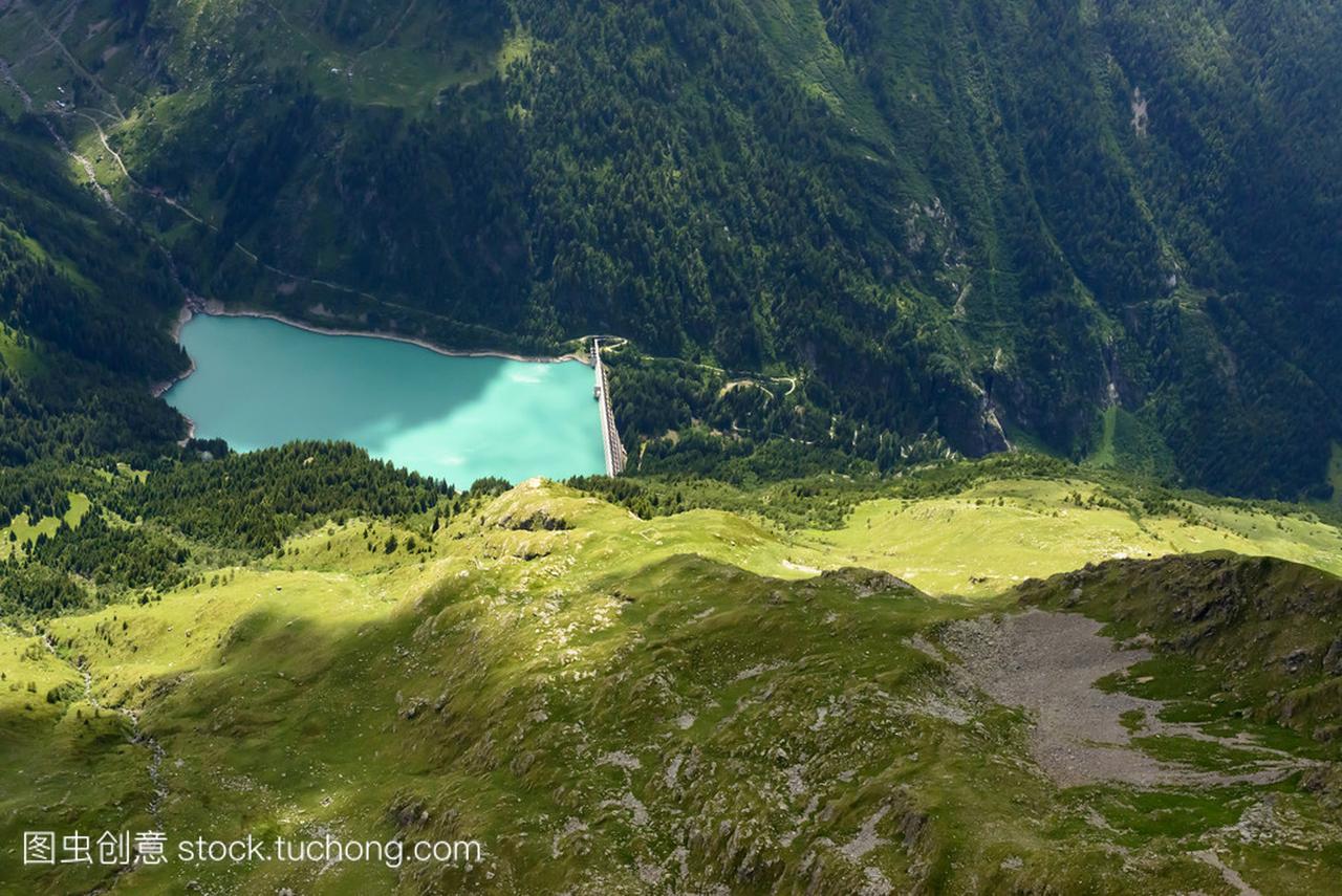 空中的 Scais 湖和坝,Orobie