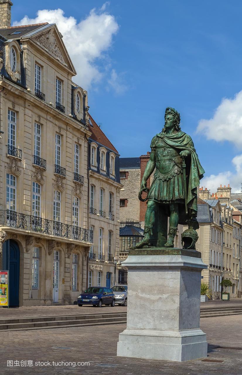 卡昂,法国国王路易十四的雕像