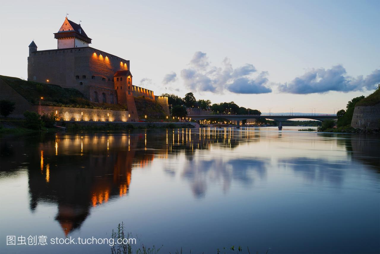 的城堡和白夜纳尔瓦河畔。爱沙尼亚和俄罗斯的