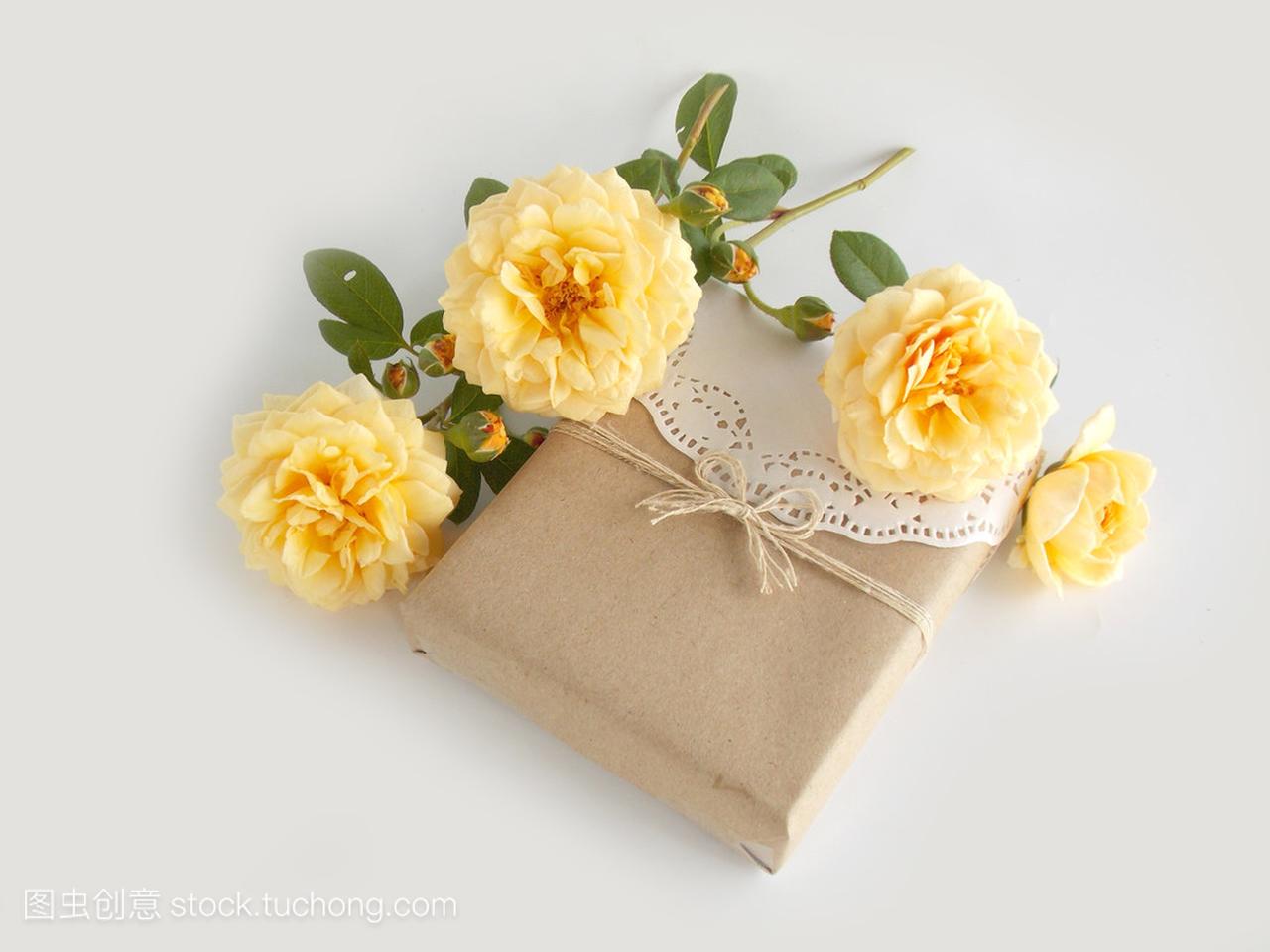 包装盒礼品与美丽的黄色英语在白色背景上玫瑰