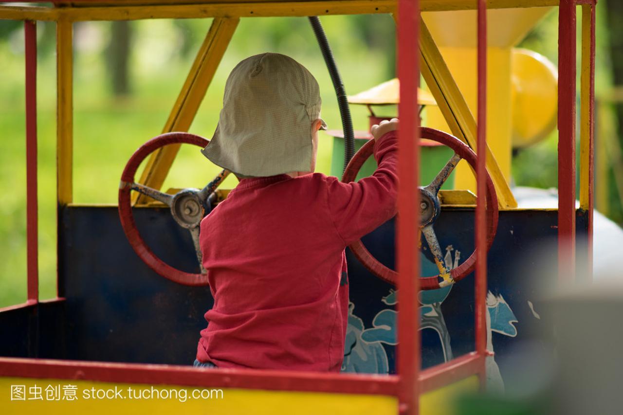 一个一岁的小男孩是玩和驾驶一辆玩具火车