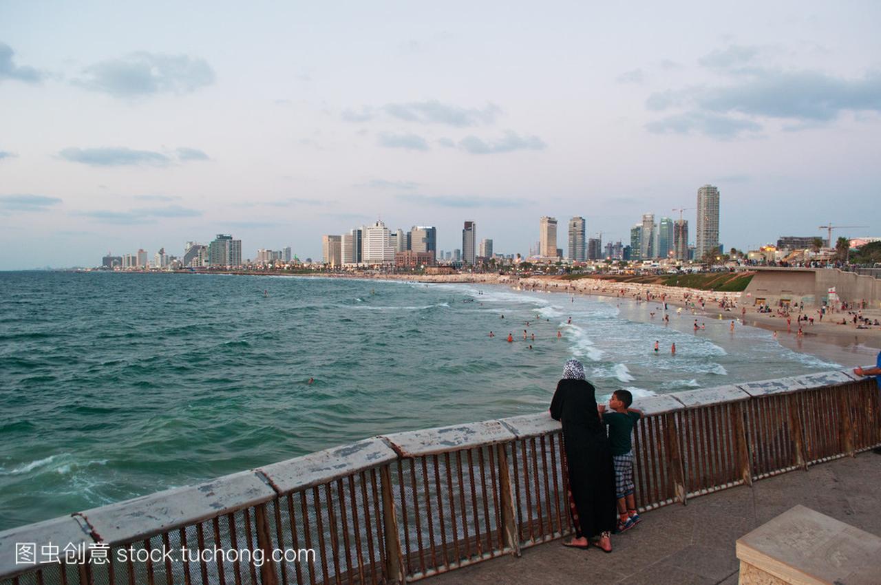 雅法,以色列︰ 穆斯林妇女和孩子看地中海和特