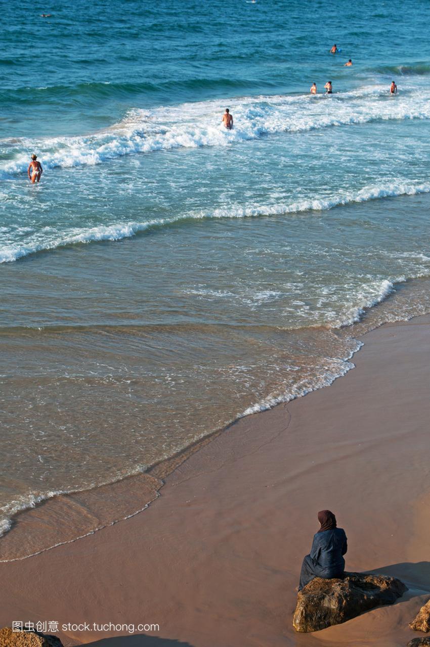 雅法,以色列︰ 一个穆斯林女人在 Jaffa 海滩与