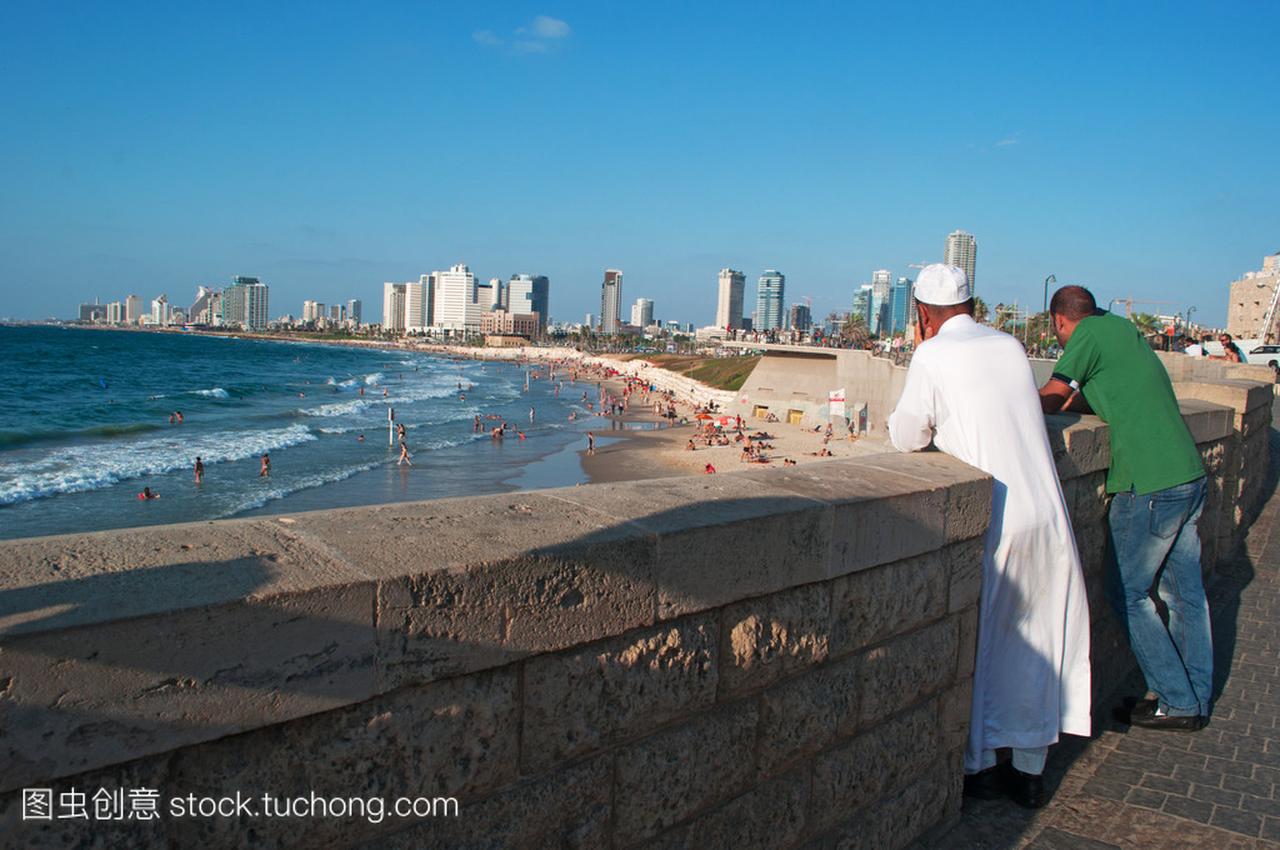 雅法,以色列︰ 穆斯林男子看地中海和特拉维夫
