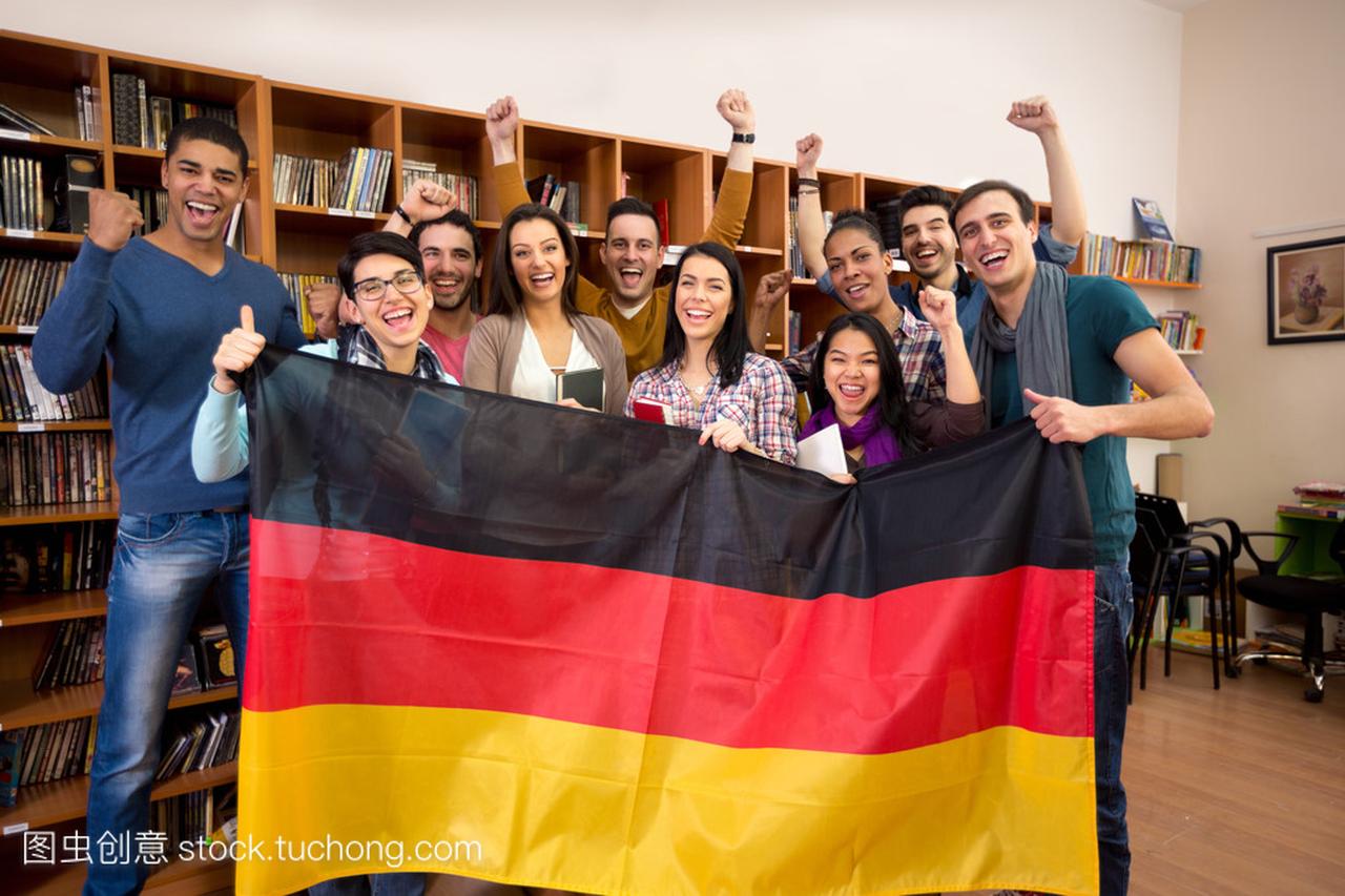 学生用手提出和笑脸目前德国国家