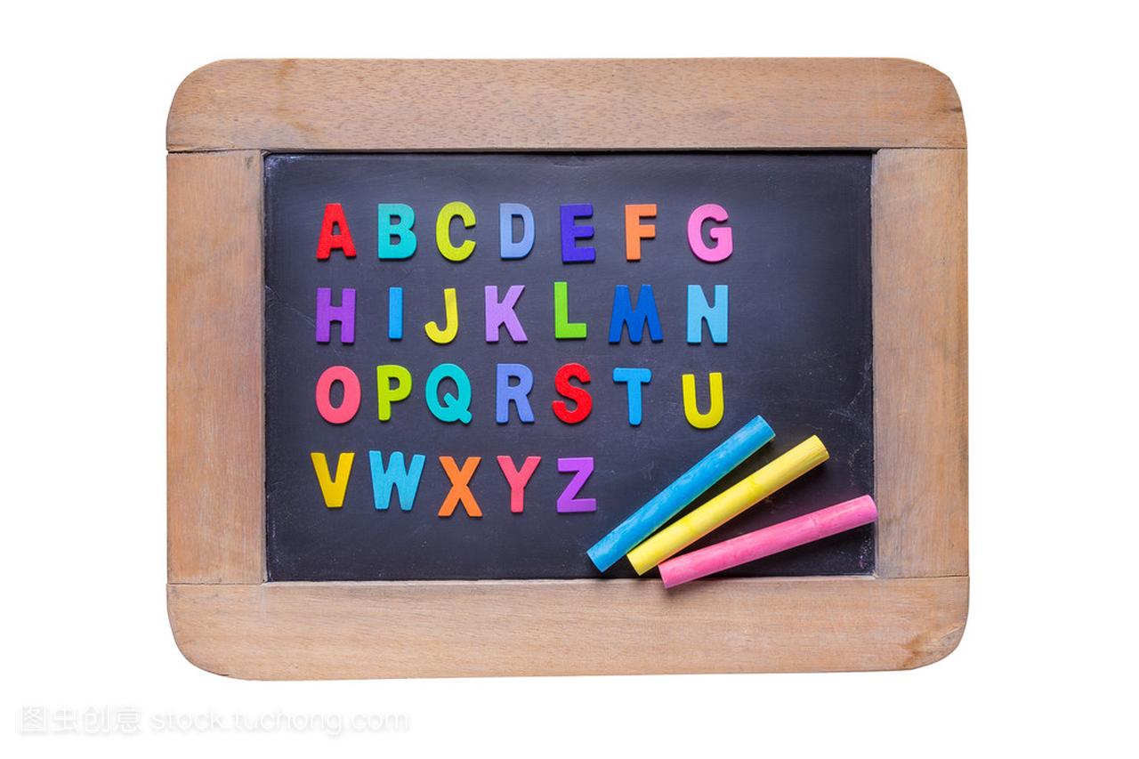 小黑板上用彩色粉笔和彩色英文字母 o