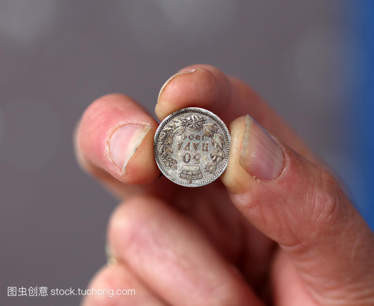 手指图片持有旧硬币从塞尔维亚