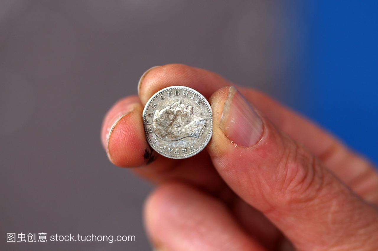手指图片持有旧硬币从塞尔维亚