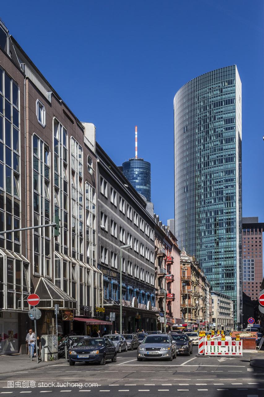 街景与交通和摩天大楼在法兰克福,德国