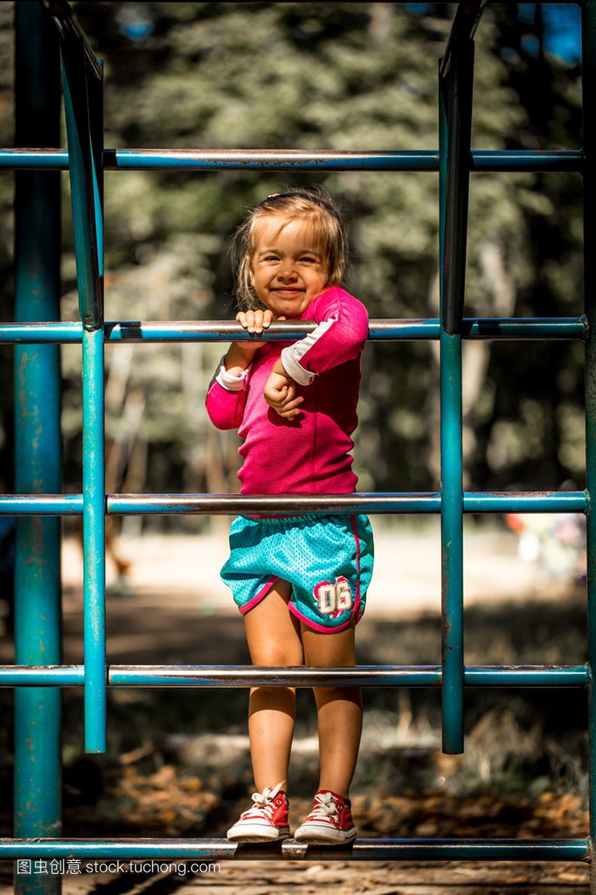 美丽小女孩在玩儿童运动鞋爬楼梯
