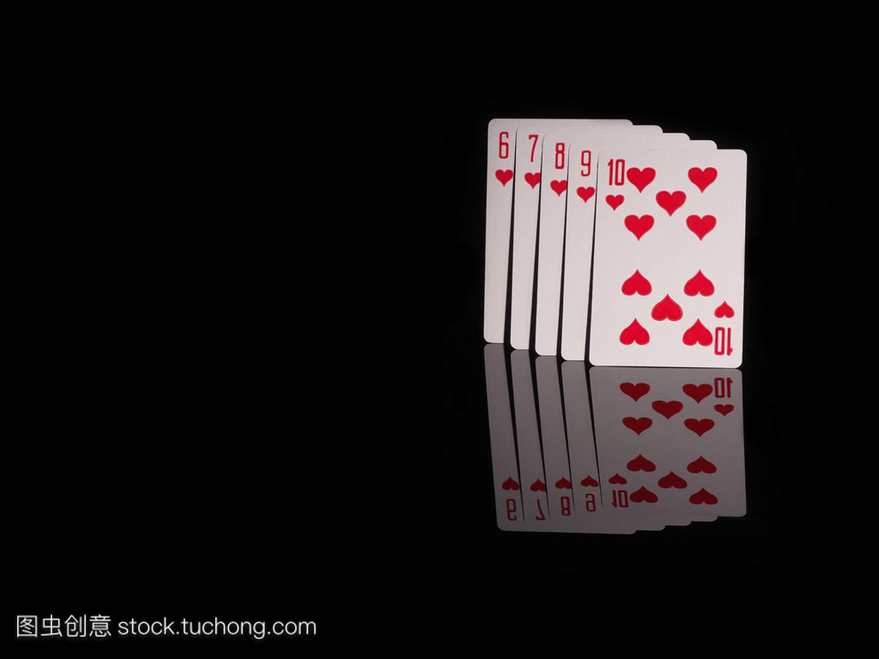 同花顺扑克牌孤立在黑色背景上