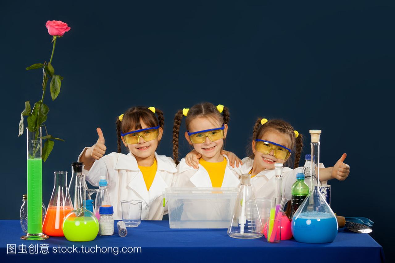 快乐的孩子做科学实验在实验室