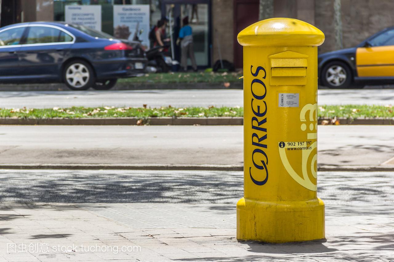上的黄色邮箱 Correos。如是国家西班牙邮政服