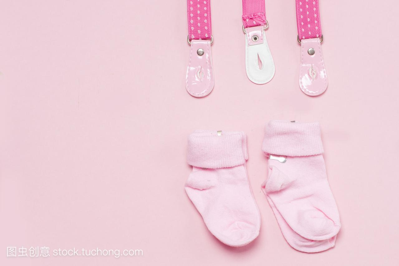 棉花宝宝袜新生儿多彩粉红的底色上。复制空间