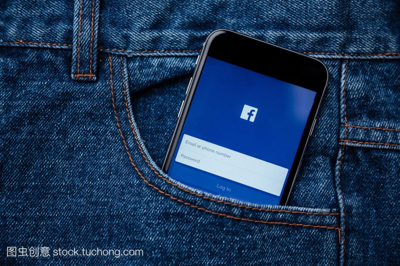 Facebook 是由马克 · 扎克伯格创办的在线社交网络服务
