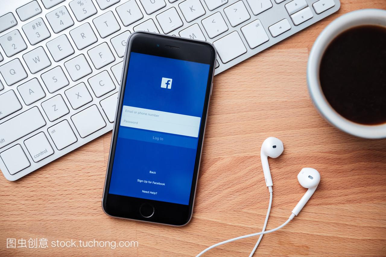 Facebook 是由马克 · 扎克伯格创办的在线社交网络服务