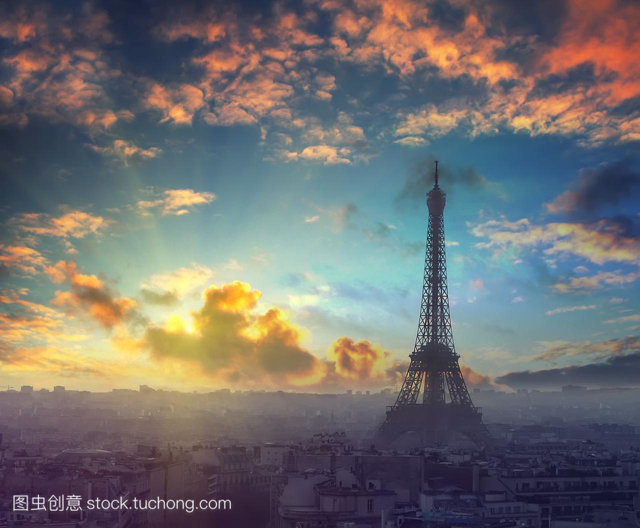 美丽的日落和戏剧性的天空,上面的巴黎,法国埃