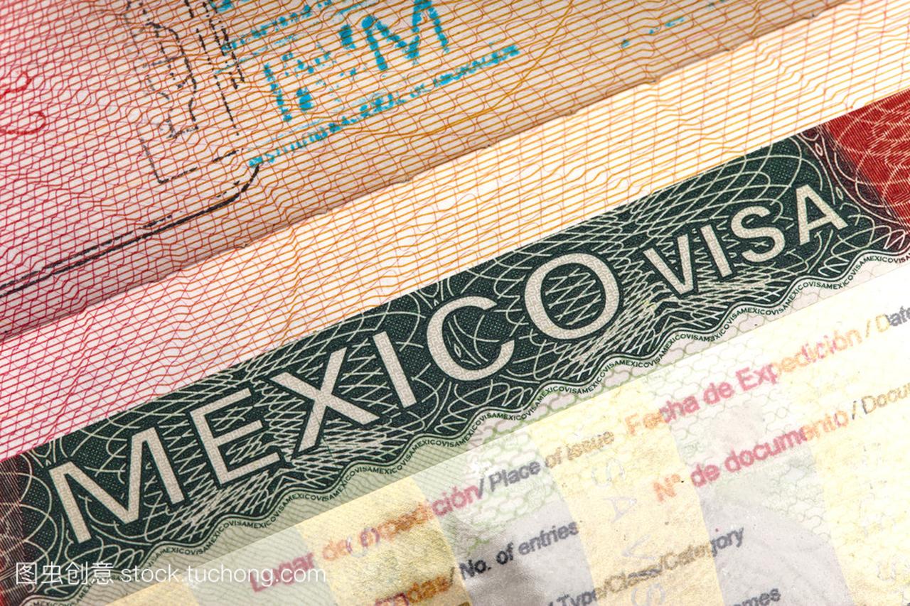 在国际护照和墨西哥比索,特写的墨西哥签证