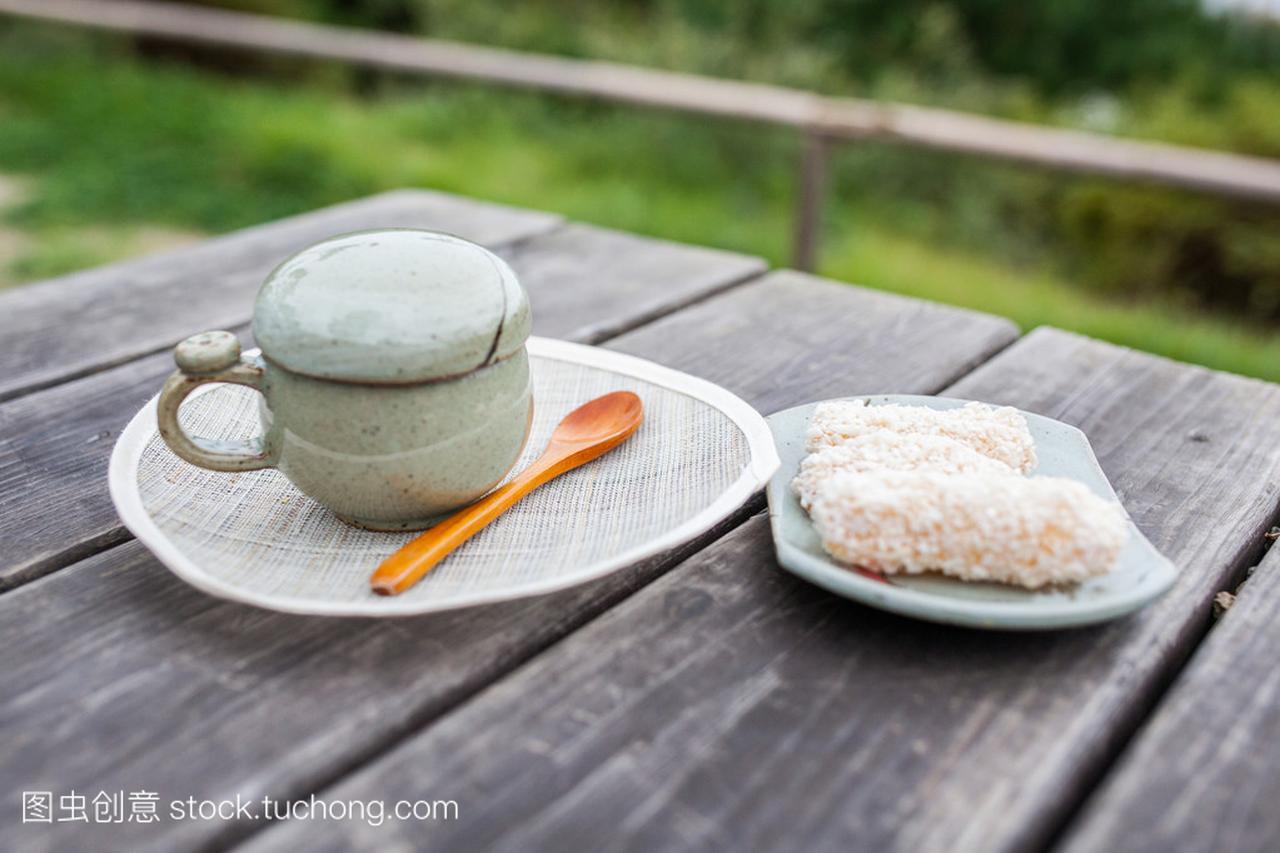 韩国传统茶具壶杯和小吃和木勺