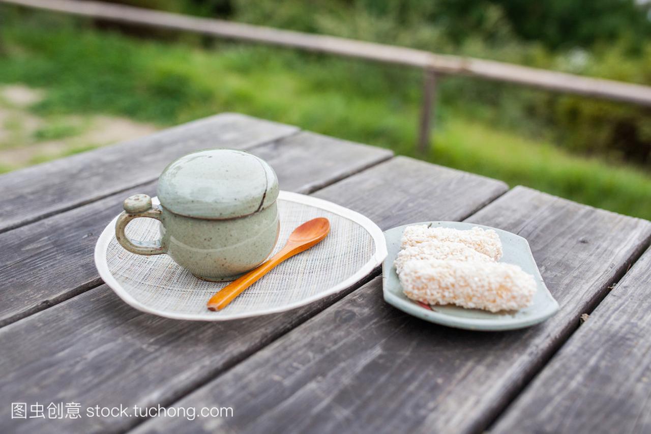 韩国传统茶具壶杯和小吃和木勺