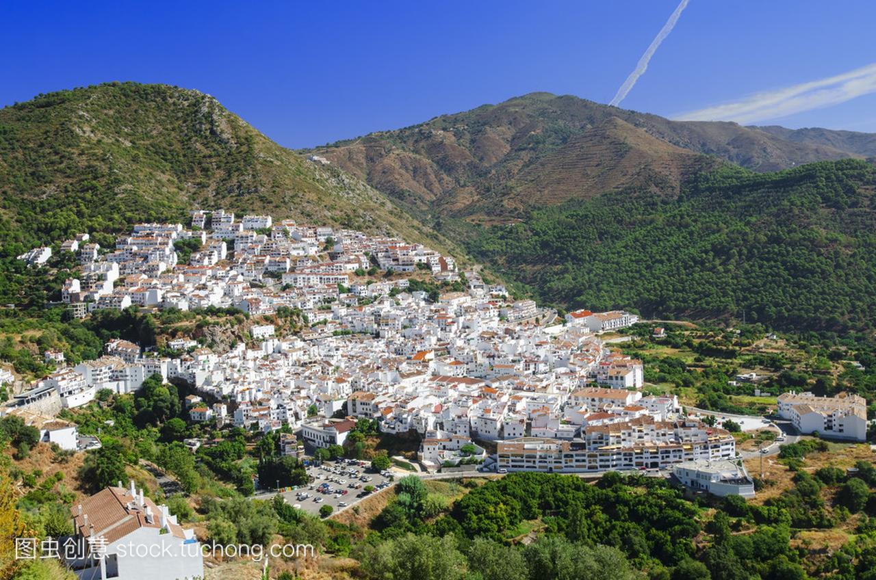 Ojen-典型的白色小镇,在安达卢西亚,西班牙南部
