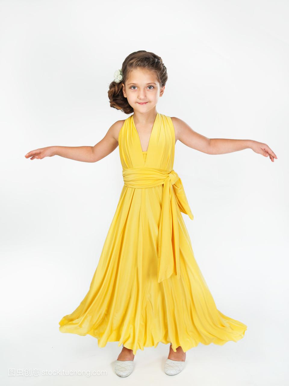 一个小女孩在一件黄色连衣裙的肖像