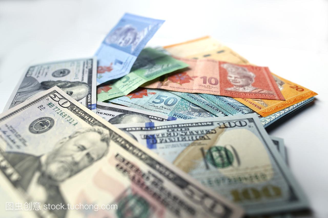 马来西亚林吉特和美国美元在一个白色的背景上