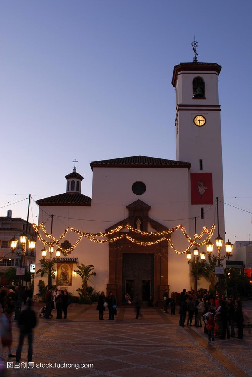 在宪法广场黄昏与圣诞灯在前景中,塞维利亚,西班牙