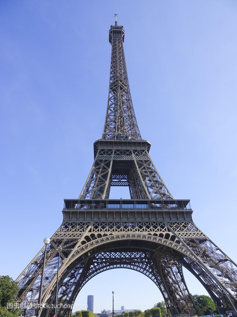 世界著名的埃菲尔铁塔在巴黎