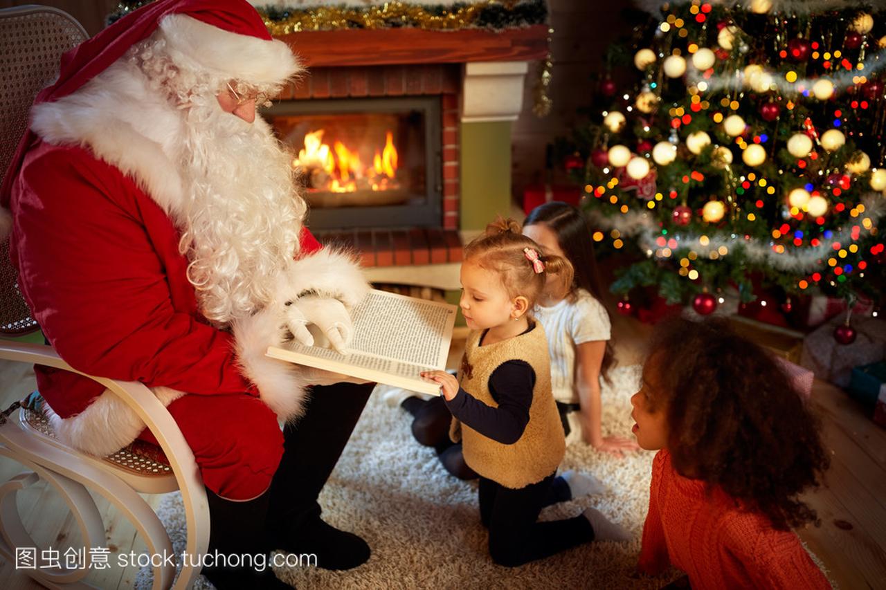 圣诞老人读取一个童话故事
