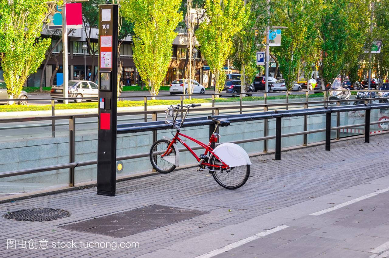 出租单自行车停放在巴塞罗那的街道上