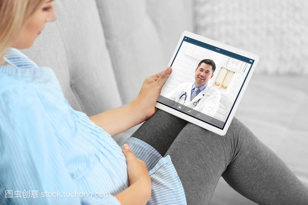 孕妇视频与医生在平板电脑上聊天, 专业医学在