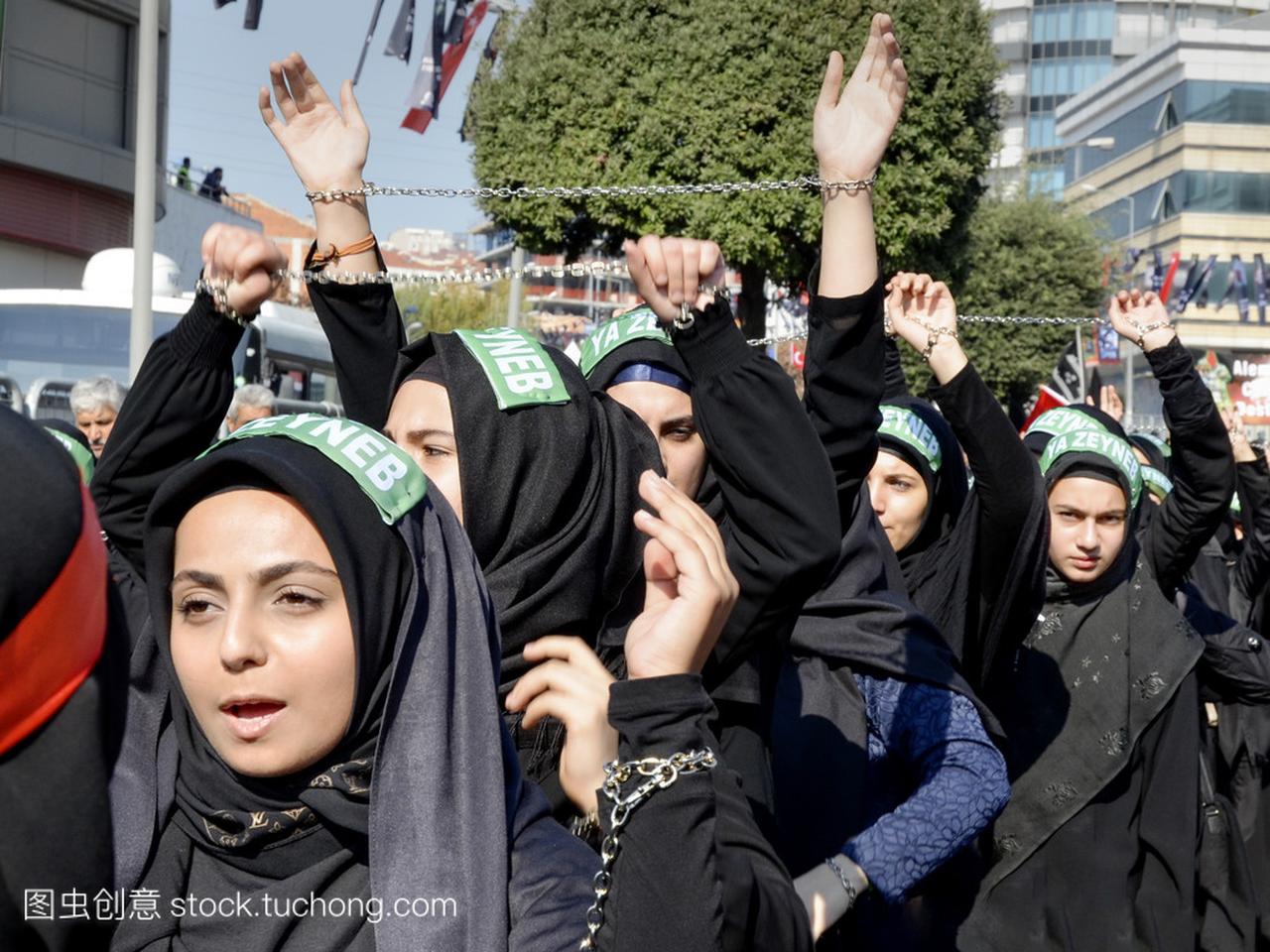 什叶派穆斯林妇女高举双手链式