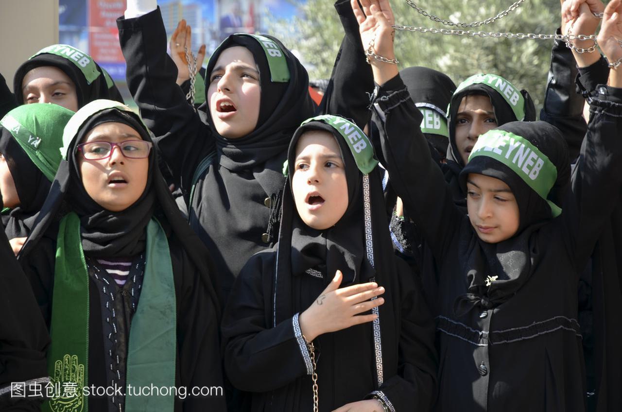 什叶派穆斯林妇女喊伊斯兰口号阿舒拉节游行