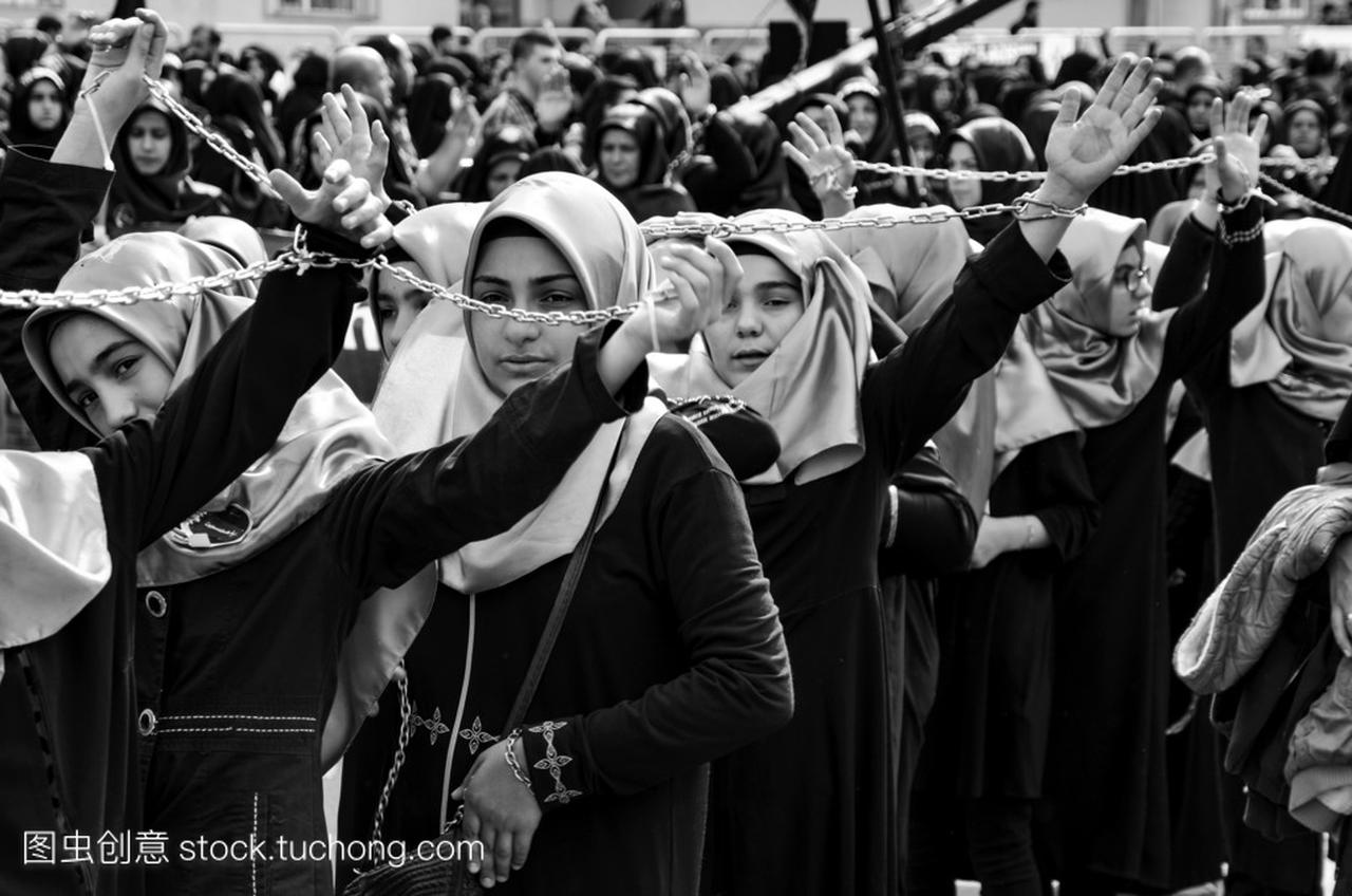 什叶派穆斯林妇女喊伊斯兰口号阿舒拉节游行