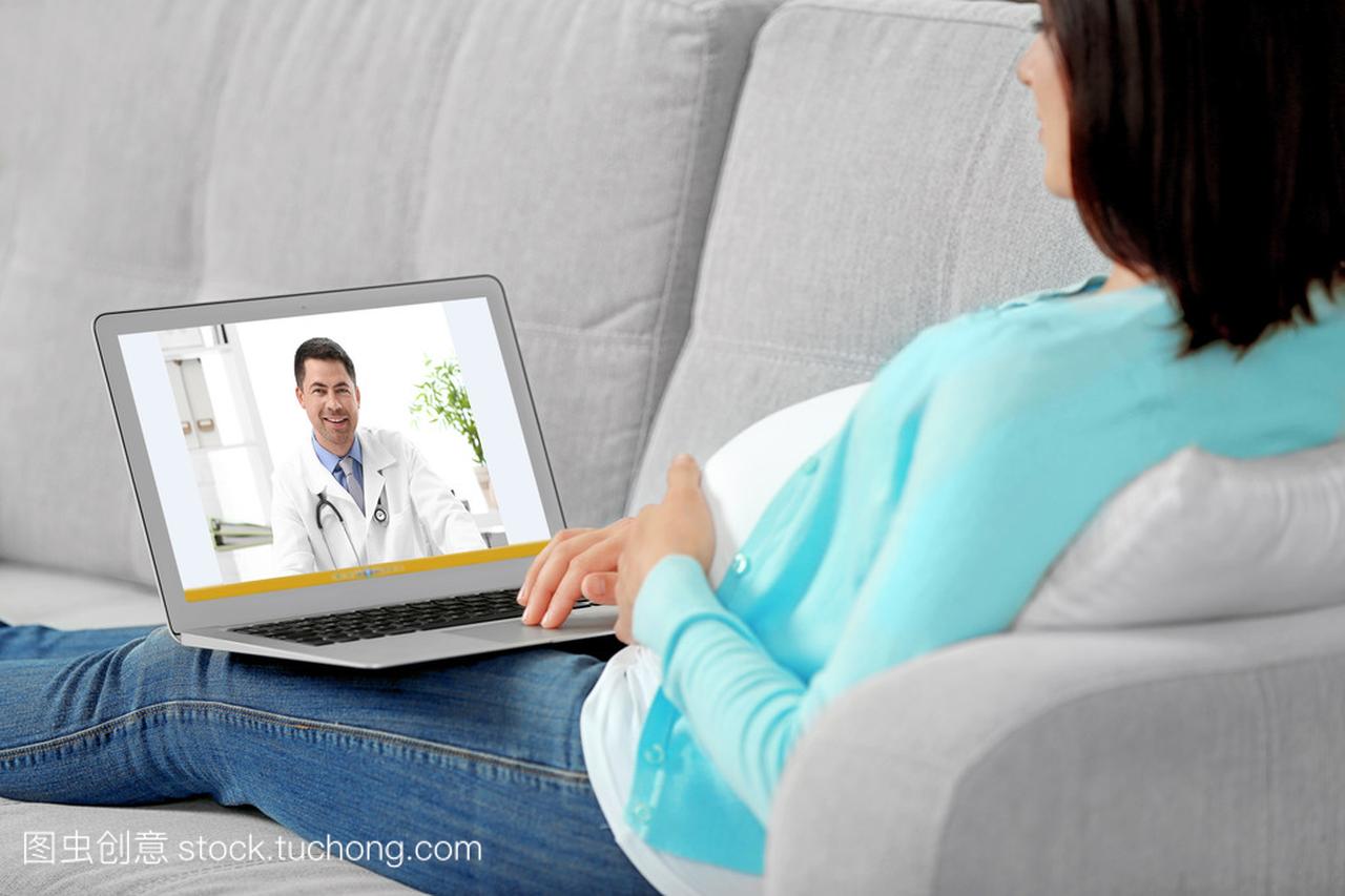 孕妇视频与医生在笔记本电脑上聊天, 专业医学