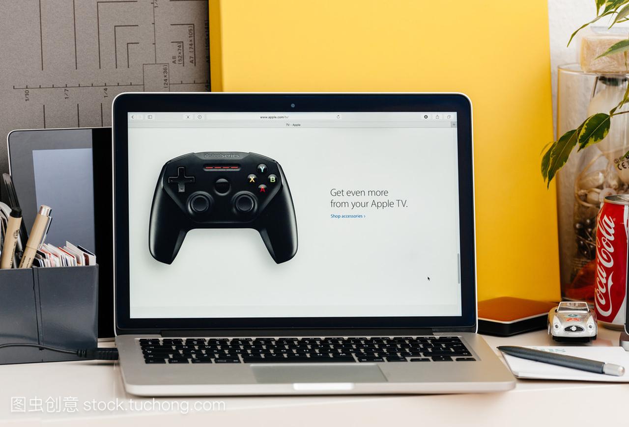 新 Macbook Pro 视网膜与苹果的触摸栏操纵杆