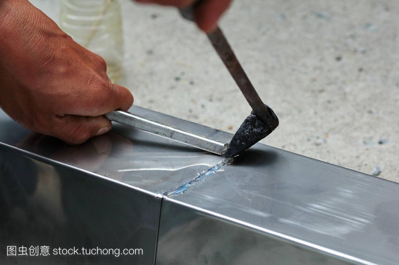 野餐气︰ 技术员使用波峰焊铜焊铝天沟利用波