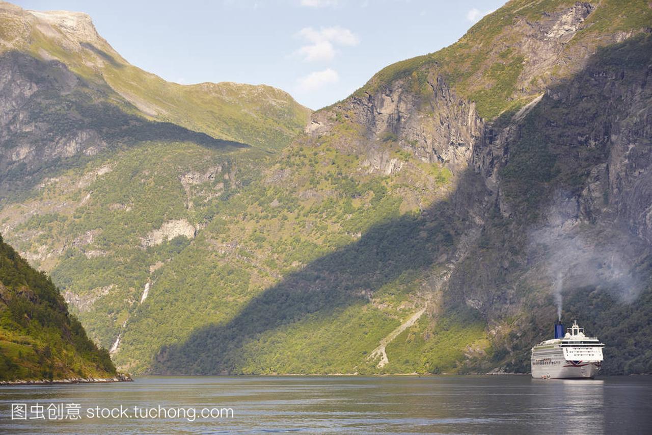 挪威的峡湾景观。邮轮旅游。挪威旅行