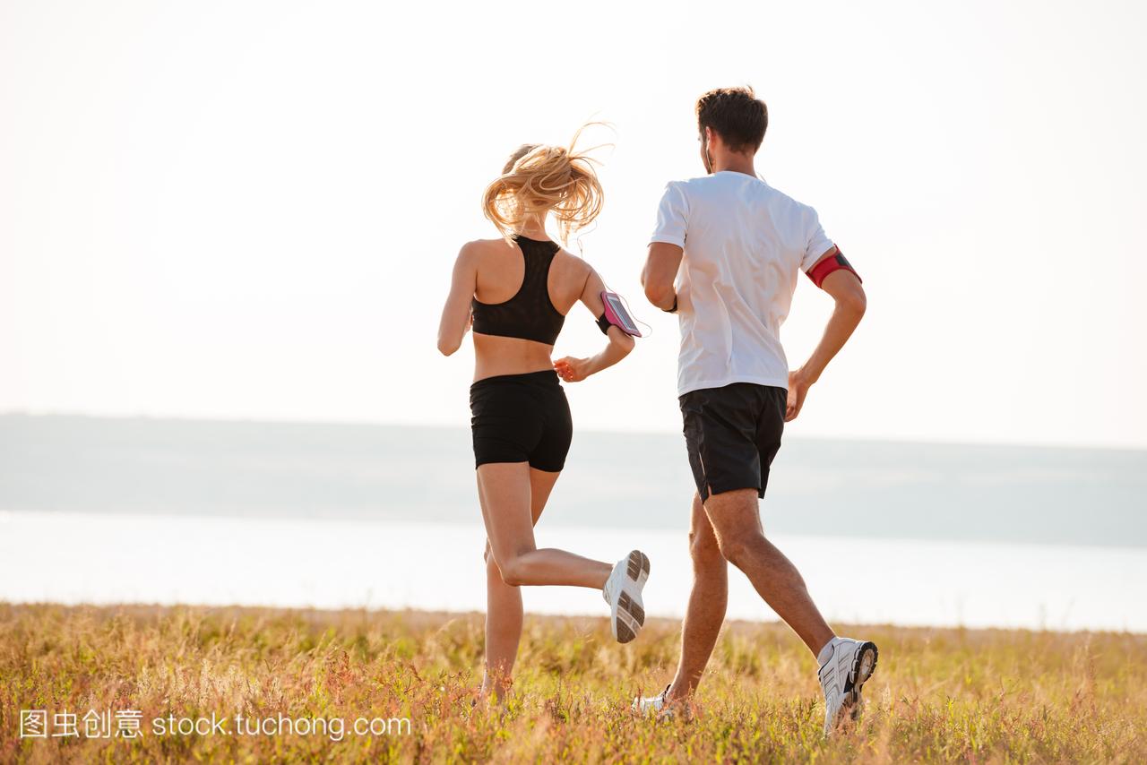 年轻的健身男人和女人做慢跑的背影