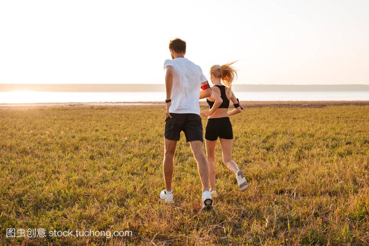 年轻的健身男人和女人做慢跑的背影