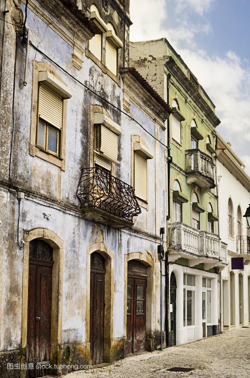 在葡萄牙小镇的鹅卵石街道上的旧公寓楼。