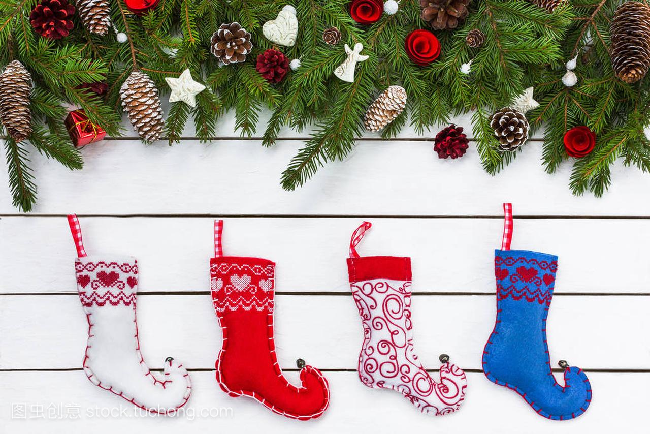 圣诞背景与丰富多彩的圣诞袜。复制空间