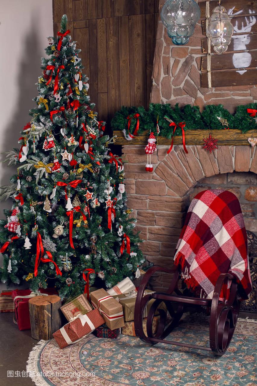 美丽游玩口巴装饰圣诞树的房间