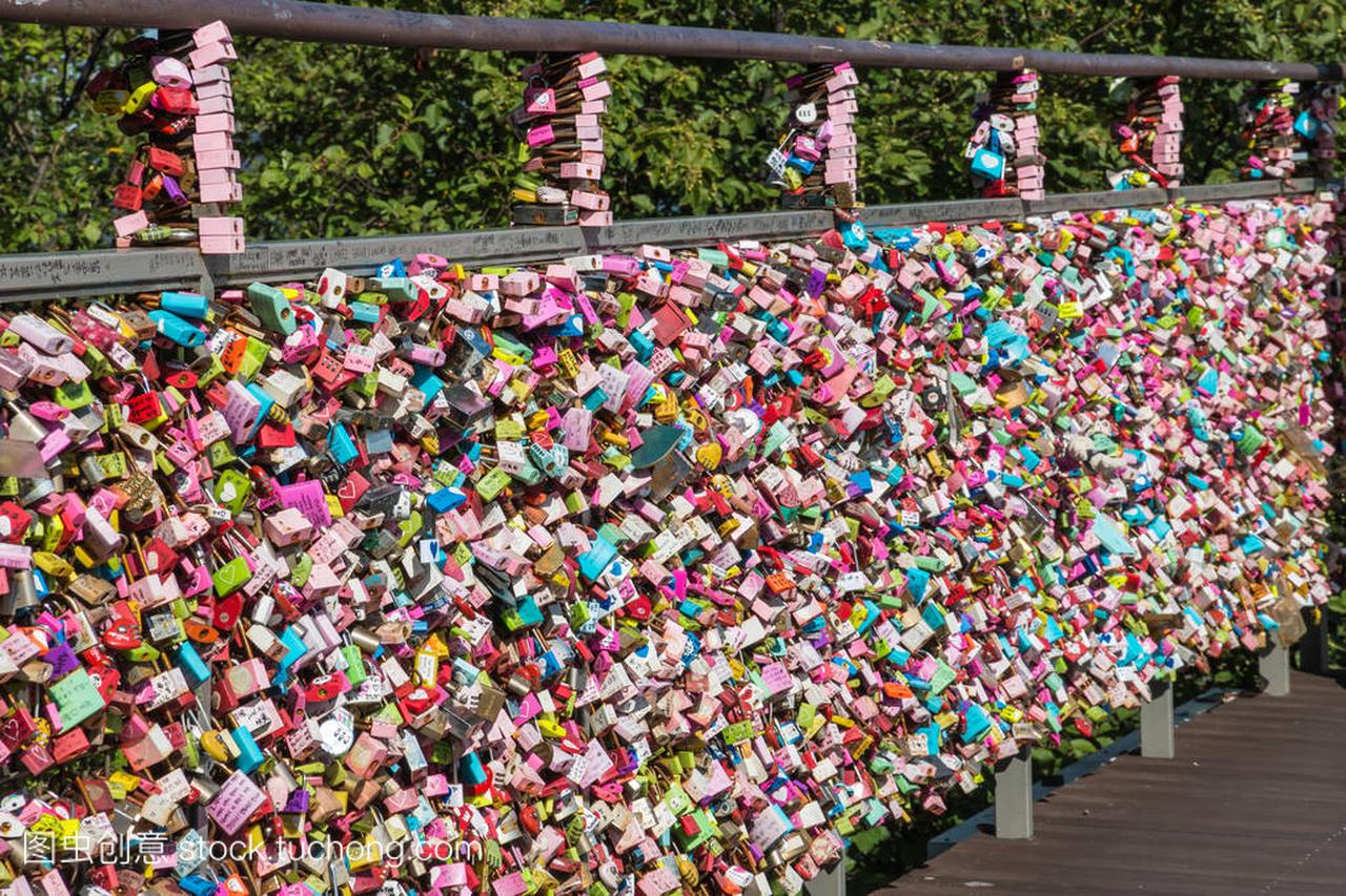 多彩的爱锁在韩国首尔塔骑墙