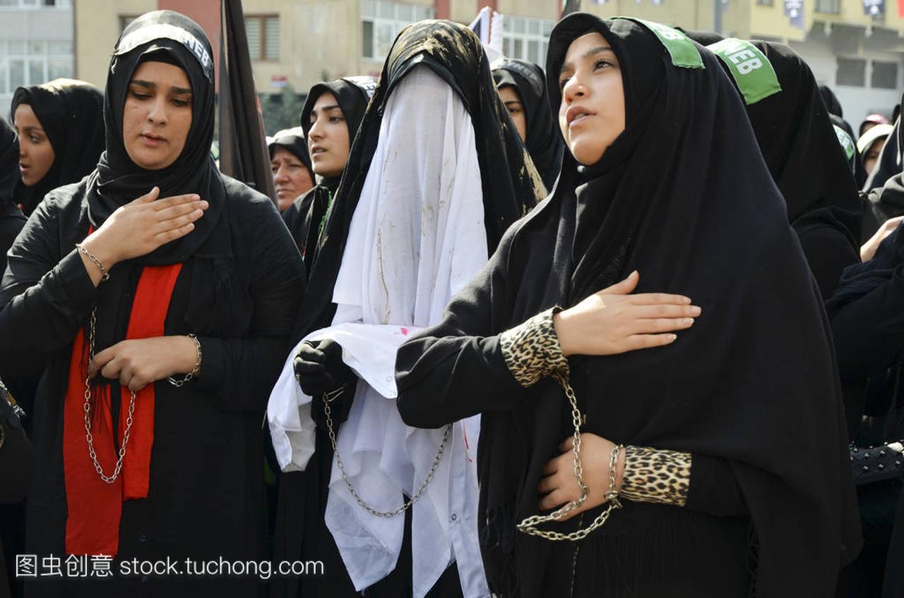 什叶派穆斯林妇女哀悼期间,阿舒拉节仪式