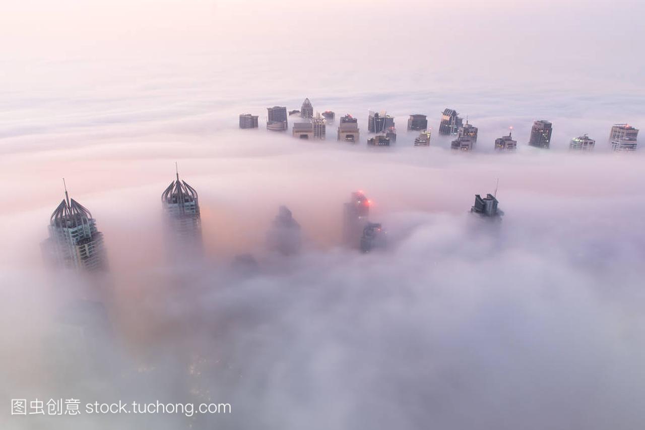 难得的冬日晨雾笼罩迪拜摩天大楼。迪拜,阿拉